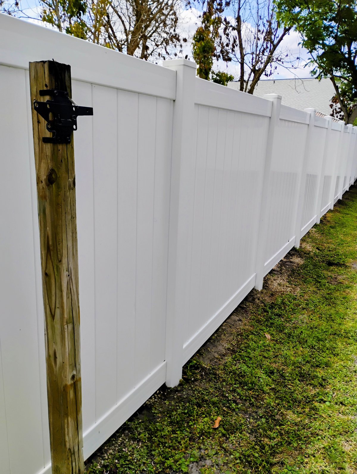 White vinyl fence before and after pressure washing - Orlando FL
